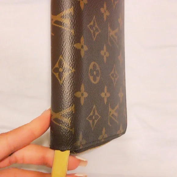 Louis Vuitton Zippy Organizer! Hard to find! 😊 - Picture 5 of 15